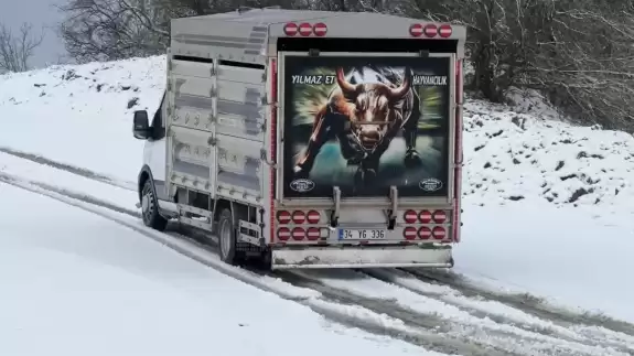 Arnavutköy'de bir araç yolda kaldı: O anlar kameralarda