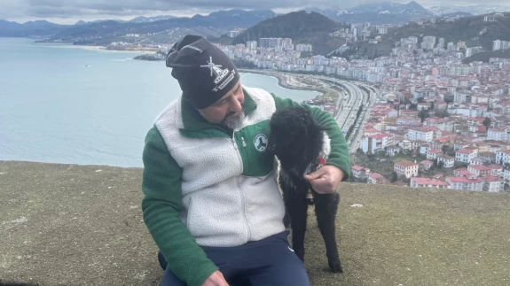 Esnaf, annesinin reddettiği kuzuyu evinde büyütüyor ve sevgiyle besliyor.