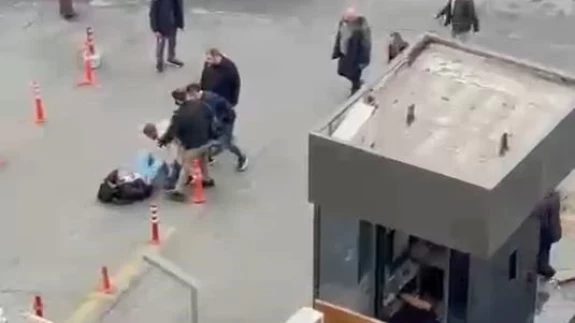 Dolmuş şoförü yolcuyu darp etti: O anlar kamerada