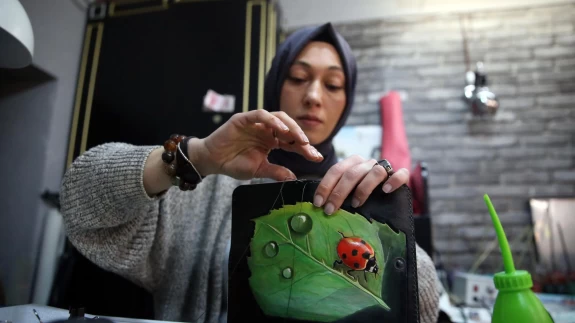 Arkadaşlarının ısrarıyla başladı, sanatını işe çevirdi