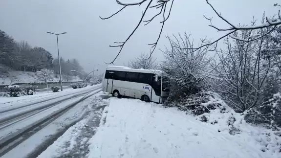 Yoğun kar yağışı sürücülere zor anlar yaşattı: O anlar kameralara yansıdı
