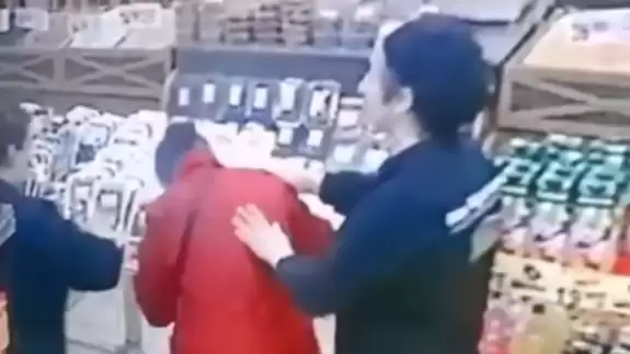 Market çalışanı müşterinin hayatını Heimlich manevrasıyla kurtardı