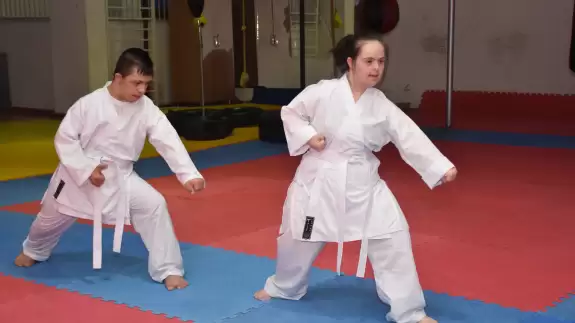 Down sendromlu Buse ve Muhammed'in Karate eğitiminden mutlu görüntüler