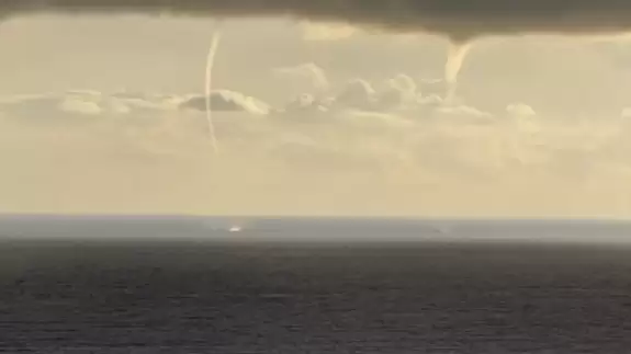 Antalya'da eşsiz doğa olayı: Denizde aynı anda oluşan iki hortum anbean görüntülendi!