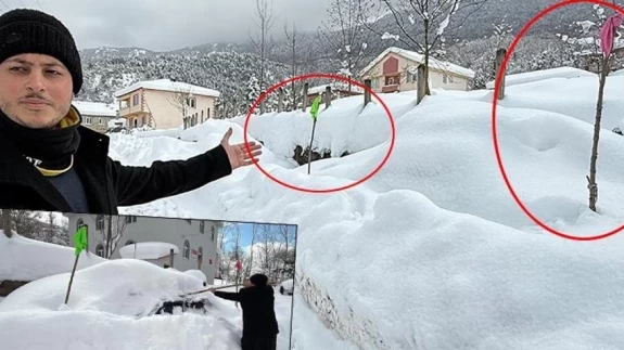 Kar köyü resmen yuttu: Yerlerini bezleri bir çubuğa bağlayıp buluyorlar