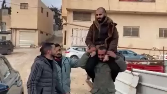 İsrail hapishanesinden serbest bırakılan Filistinli Manasra ailesine kavuştu