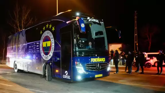Fenerbahçe otobüsüne tesislerde moral karşılaması