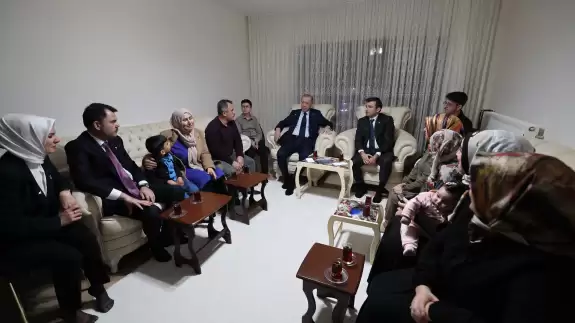 Cumhurbaşkanı Erdoğan evlerine kavuşan depremzede aileyi ziyaret etti