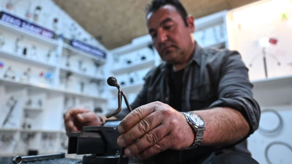 Demir ustası işini sanata dönüştürdü