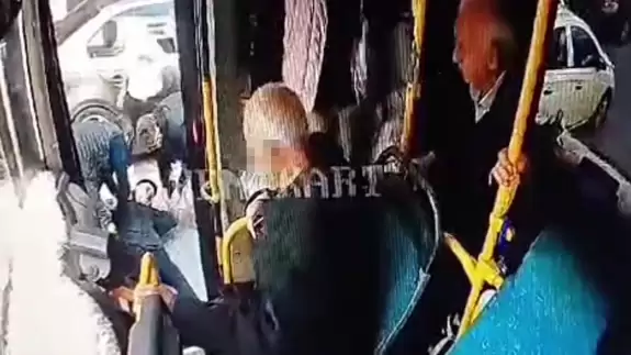 Baygınlık geçiren çocuk otobüsten yola düştü: O anlar kameralara yansıdı