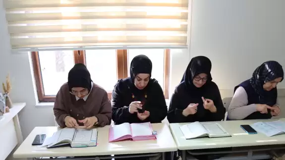 Erzincan'da işitme engelli kadınlar, işaret diliyle Kur'an-ı Kerim'i öğreniyorlar.