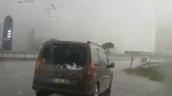 Bursa'da dolu felaketi! Sürücüler zor anlar yaşadı