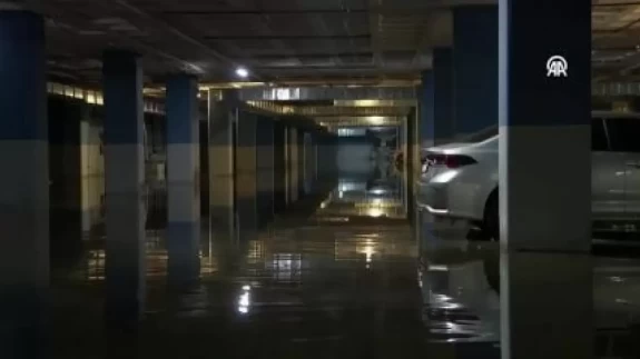 Bayrampaşa’da kapalı otoparkın zemin katını su bastı: O anlar kameralarda