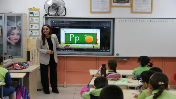 Defne öğretmenin dersleri hem öğretiyor hem eğlendiriyor