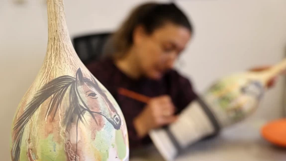 Ayşe usta "akıtma tekniği" ile eşi benzeri olmayan seramik eserler üretiyor