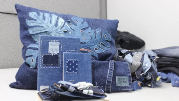 Atık kumaşları geri dönüştürüyor, tekstil sektörünün atık yükünü azaltıyor