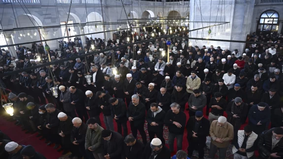 Ramazan'ın ilk cuma namazı, Fatih Camisi'nde dualarla kılındı