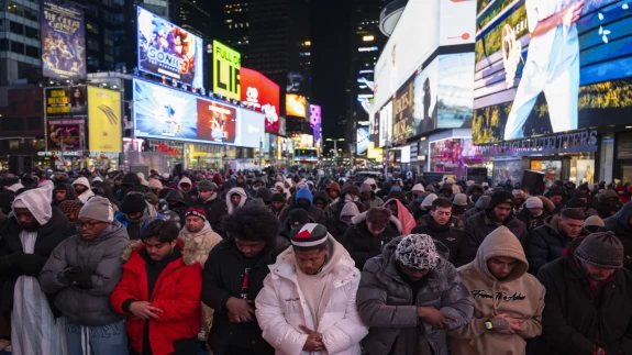 New York'ta Times Meydanı'nda tarihi bir an: Teravih namazı kılındı!