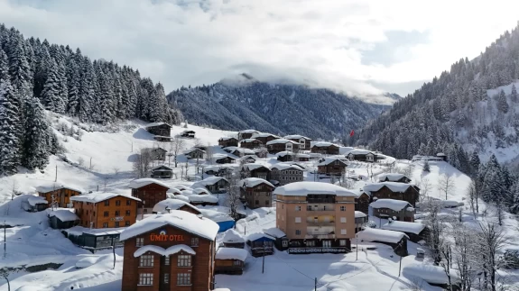 Ayder Yaylası'nda kar örtüsü, doğanın büyüleyici halini oluşturdu