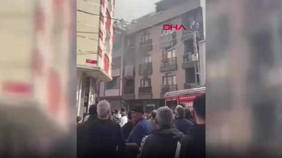 Esenyurt'ta 4 katlı binada korkutan yangın! O anlar kamerada