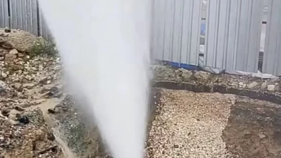 Patlayan borudan fışkıran su metrelerce yükseğe çıktı