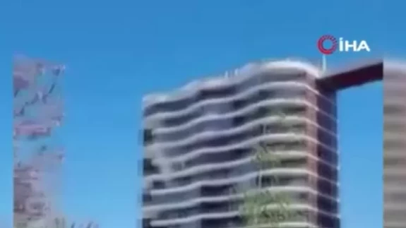 Deprem esnasında sitenin üst katındaki havuz suyu taştı