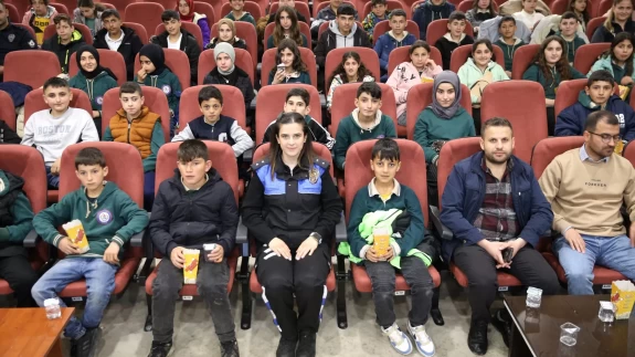 Muş'ta polisler binlerce çocuğa sinema keyfi yaşatıyor