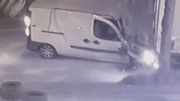 Tırın altına giren araçtan kendi imkanlarıyla böyle çıktı