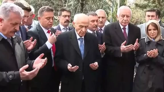 MHP Lideri Devlet Bahçeli, Alparslan Türkeş'in kabrini ziyaret etti