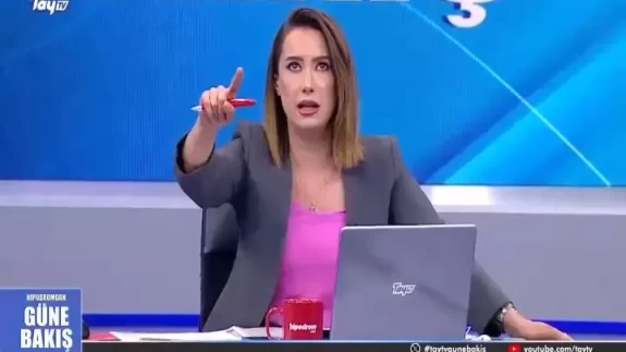 Canlı yayında depreme yakalandı