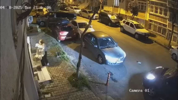 Gaziosmanpaşa'da bir kadın kucağında bebek varken darp edildi: O anlar kameralarda