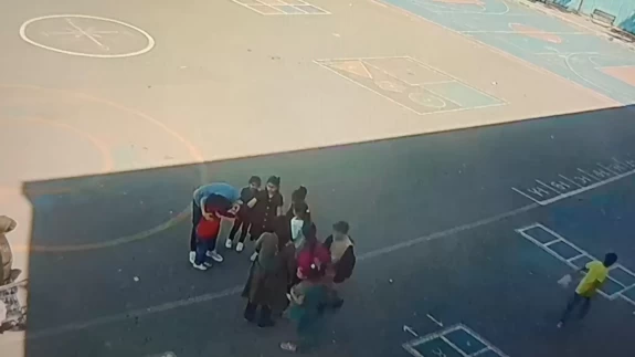 İlkokul öğrencisinin "heimlich" manevrasıyla kurtarıldığı anlar güvenlik kamerasında