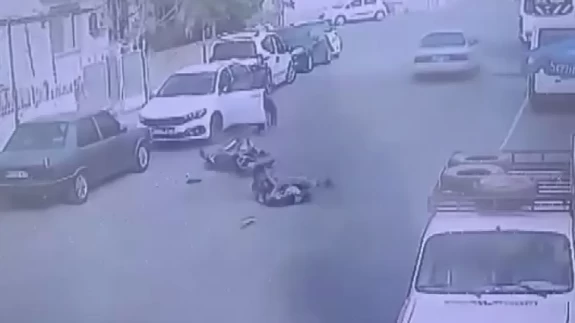 Hatay'da sürücü kapıyı açtı, 2 kişi yere yığıldı! O anlar kamerada