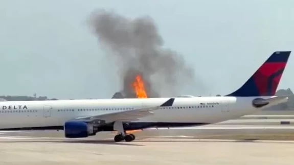 ABD’de kalkışa hazırlanan uçağın motoru alev aldı