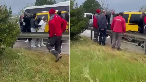 Kaza sonrası sürücülerin tekme tokat kavgası kamerada