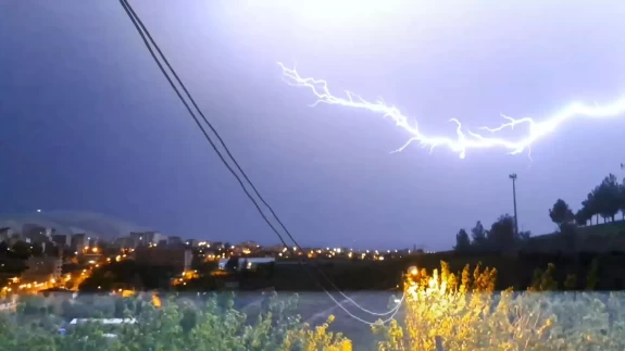Diyarbakır'da şimşekler geceyi aydınlattı
