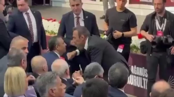 CHP kurultayında büyük kavga! Berhan Şimşek, Özgür Özel'le tartıştı