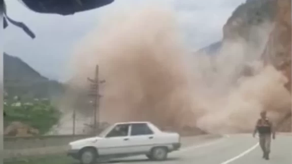 Gümüşhane-Tirebolu yolunda heyelan anı kamerada