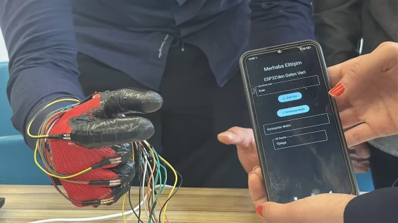 Öğrenciler engelli bireyler için "Akıllı İletişim Eldiveni" üretti