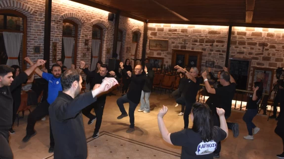 Hayatın yüklerinden halk oyunları ile kurtuluyorlar