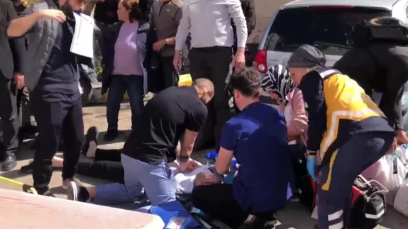 Taburcu olduğu hastanenin önünde kalbi durdu