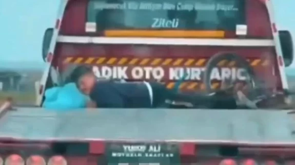 Görüntüler dehşete düşürdü! Sosyal medyada büyük tepki topladı