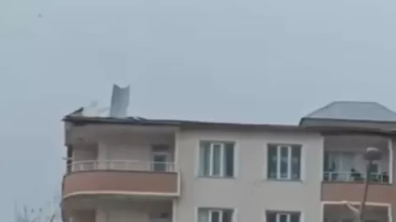 Fırtınadan binaların çatısı uçtu: O anlar kameralara yansıdı