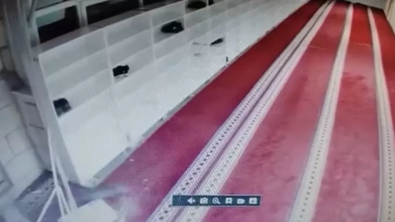 Kedinin caminin asma tavanını yıkarak aşağı düştüğü anlar kamerada