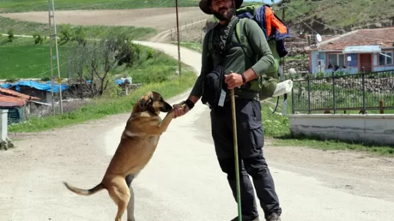 Köpeği ile 3,5 yıldır Türkiye'yi yürüyerek geziyor