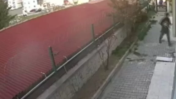 Eziyet anları kamerada! Ankara'da yavru köpekleri öldüren zanlı tutuklandı