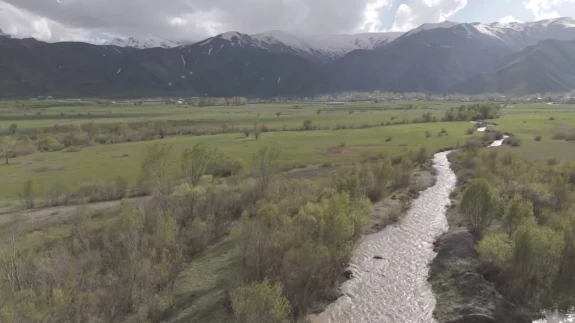 Karlar eridi, hayat yeşerdi! Yüksekova’nın muhteşem manzarası dronla kaydedildi