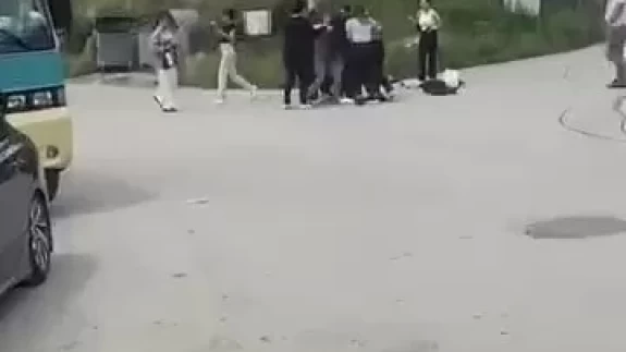 Üniversiteli genç kızlar sokak ortasında saç saça kavga etti