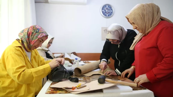 Saraciye ustası, ev hanımlarının yardımıyla kültürel mirası yaşatıyor