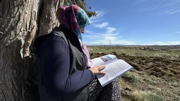 Eşini kaybettikten sonra hem çiftçi hem öğrenci oldu: Hedef üniversite